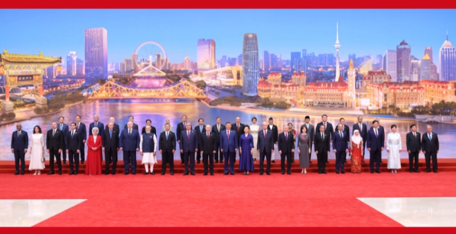 习近平和彭丽媛为出席2025年上海合作组织峰会的国际贵宾举行欢迎宴会