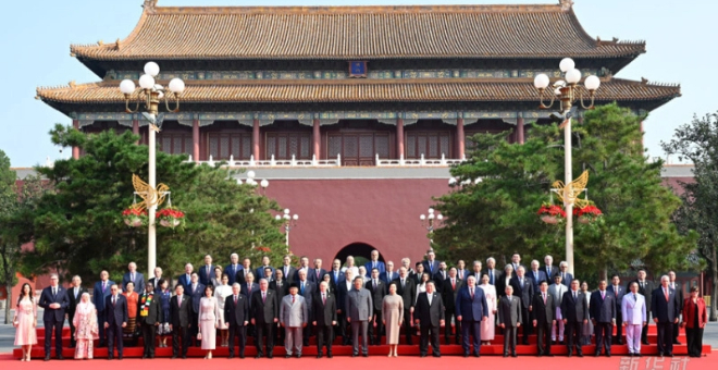习近平和彭丽媛迎接外方代表团团长及其配偶