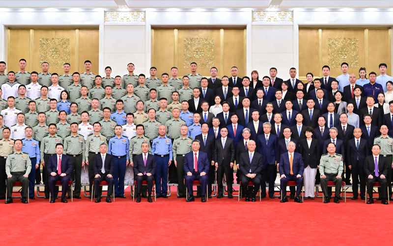 9月17日，党和国家领导人习近平、蔡奇等在北京人民大会堂接见中国人民抗日战争暨世界反法西斯战争胜利80周年纪念活动筹办工作各方面代表。图片来源：新华网