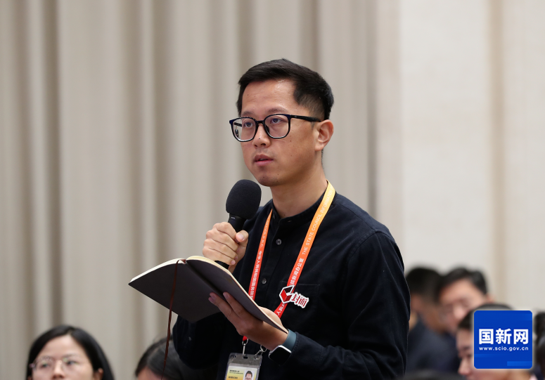 封面新闻记者提问（刘健 摄）