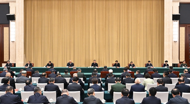 9月24日下午，率中央代表团出席新疆维吾尔自治区成立70周年庆祝活动的中共中央总书记、国家主席、中央军委主席习近平在乌鲁木齐听取新疆维吾尔自治区党委和政府工作汇报，发表了重要讲话。图片来源：新华网