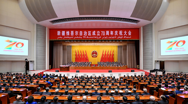 9月25日上午，新疆维吾尔自治区成立70周年庆祝大会在新疆人民会堂隆重举行。中共中央总书记、国家主席、中央军委主席习近平出席庆祝大会。王沪宁、蔡奇出席大会。图片来源：新华网