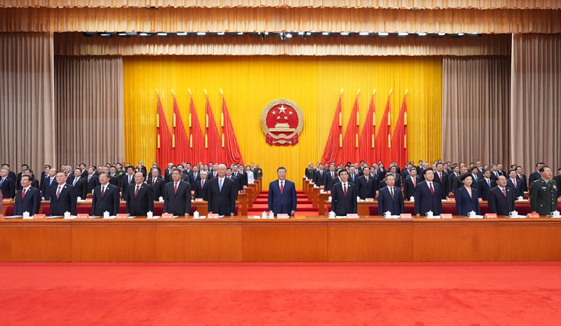 9月25日上午，新疆维吾尔自治区成立70周年庆祝大会在新疆人民会堂隆重举行。中共中央总书记、国家主席、中央军委主席习近平出席庆祝大会。王沪宁、蔡奇出席大会。图片来源：新华网