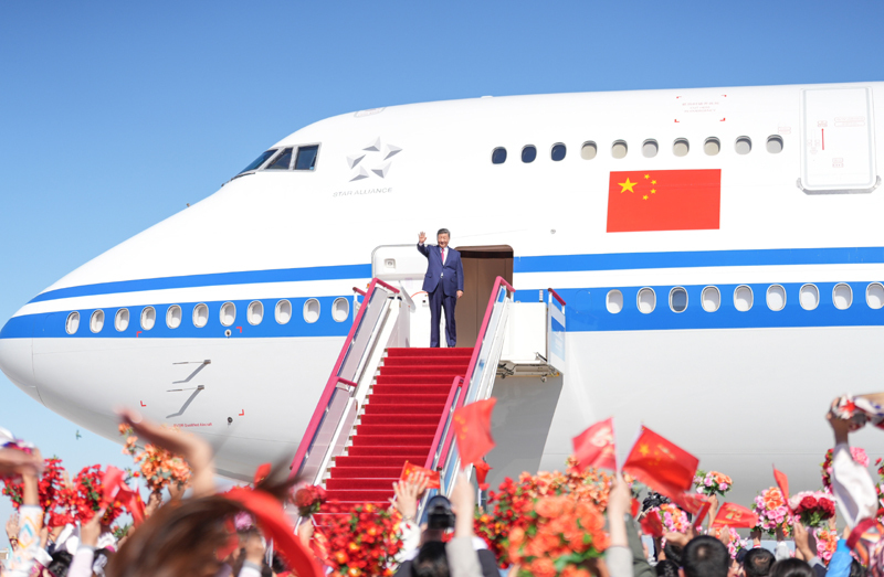 中共中央总书记、国家主席、中央军委主席习近平在乌鲁木齐出席新疆维吾尔自治区成立70周年庆祝活动后，9月25日中午乘专机返回北京。这是习近平在乌鲁木齐天山国际机场向前来欢送的各族群众挥手致意。图片来源：新华网