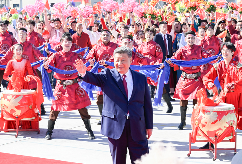 中共中央总书记、国家主席、中央军委主席习近平在乌鲁木齐出席新疆维吾尔自治区成立70周年庆祝活动后，9月25日中午乘专机返回北京。这是习近平在乌鲁木齐天山国际机场向前来欢送的各族群众挥手致意。图片来源：新华网