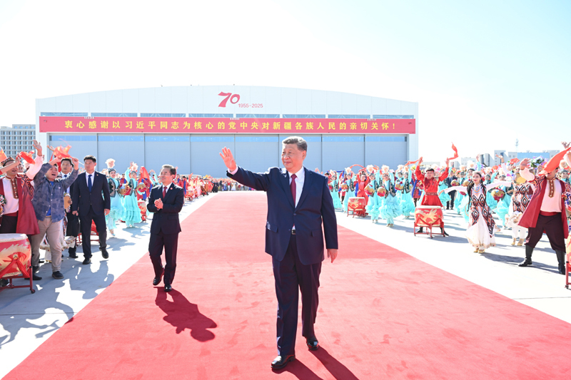 中共中央总书记、国家主席、中央军委主席习近平在乌鲁木齐出席新疆维吾尔自治区成立70周年庆祝活动后，9月25日中午乘专机返回北京。这是习近平在乌鲁木齐天山国际机场向前来欢送的各族群众挥手致意。图片来源：新华网
