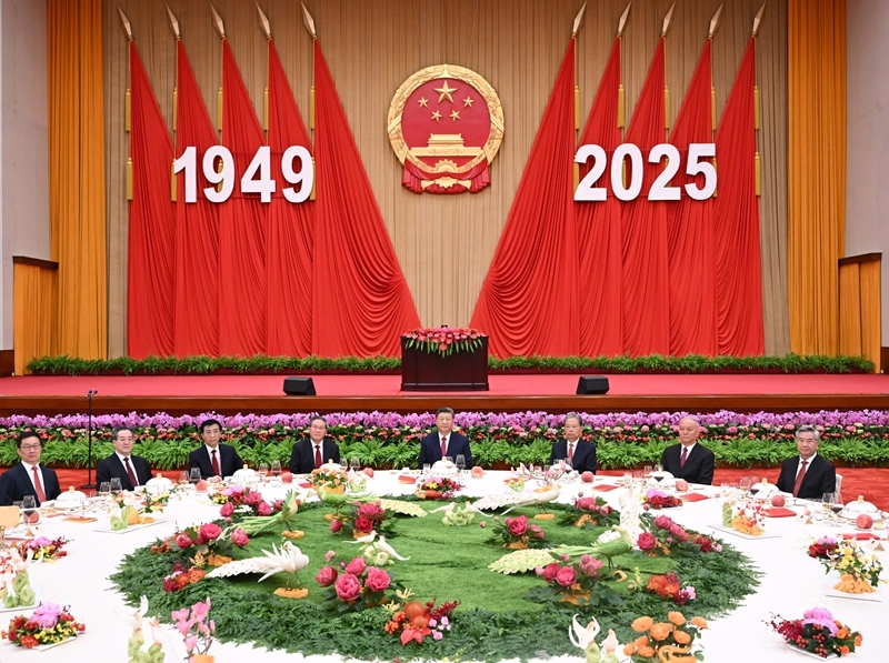9月30日晚，庆祝中华人民共和国成立76周年招待会在北京人民大会堂举行。习近平、李强、赵乐际、王沪宁、蔡奇、丁薛祥、李希、韩正等党和国家领导人与中外人士欢聚一堂，共庆中华人民共和国华诞。图片来源：新华社