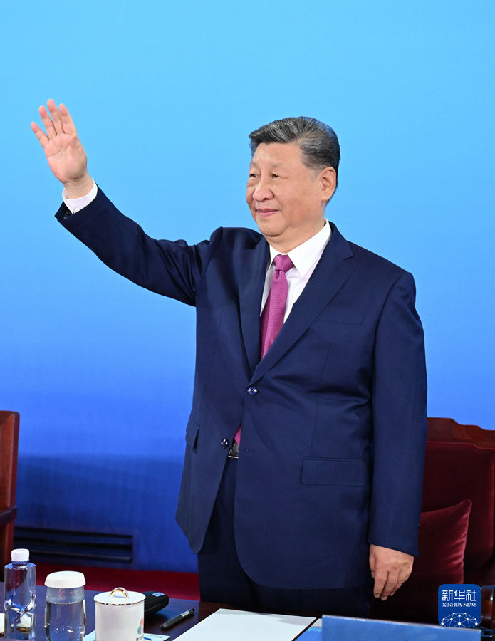 11月9日晚，中共中央总书记、国家主席、中央军委主席习近平在广东省广州市出席中华人民共和国第十五届运动会开幕式并宣布运动会开幕。这是习近平在主席台上向大家挥手致意。图片来源：新华网