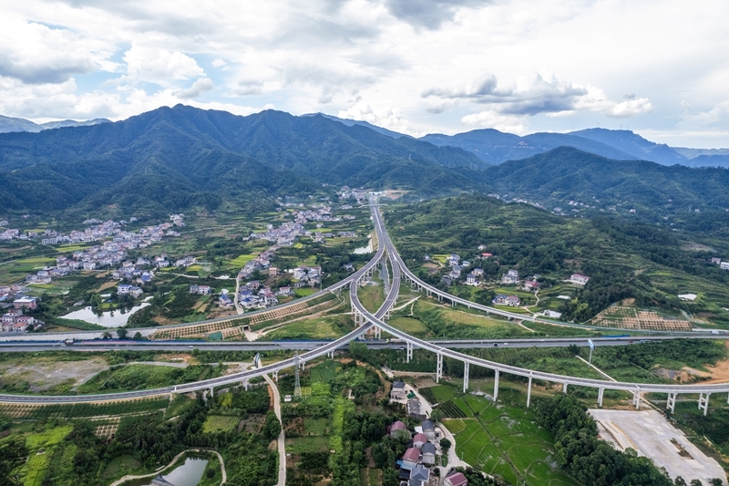 2025年8月19日拍摄的湖南炉慈高速慈利西互通枢纽(无人机照片)。炉慈高速是G59呼和浩特至北海高速公路的一部分,位于常德市石门县及张家界市慈利县境内。这条高速将长江三峡、壶瓶山、张家界等黄金旅游景点串珠成链,构建起湘鄂两省“两小时旅游圈”。图片来源:新华网 2025年8月19日拍摄的湖南炉慈高速慈利西互通枢纽(无人机照片)。炉慈高速是G59呼和浩特至北海高速公路的一部分,位于常德市石门县及张家界市慈利县境内。这条高速将长江三峡、壶瓶山、张家界等黄金旅游景点串珠成链,构建起湘鄂两省“两小时旅游圈”。图片来源:新华网