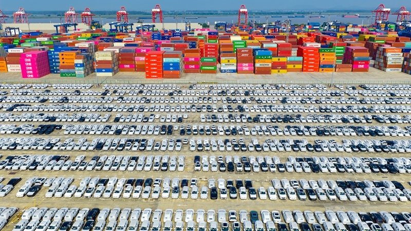 2025年10月4日在江苏省港口集团南京港龙潭港区拍摄的准备装船出口的汽车(无人机照片)。图片来源:新华网 2025年10月4日在江苏省港口集团南京港龙潭港区拍摄的准备装船出口的汽车(无人机照片)。图片来源:新华网