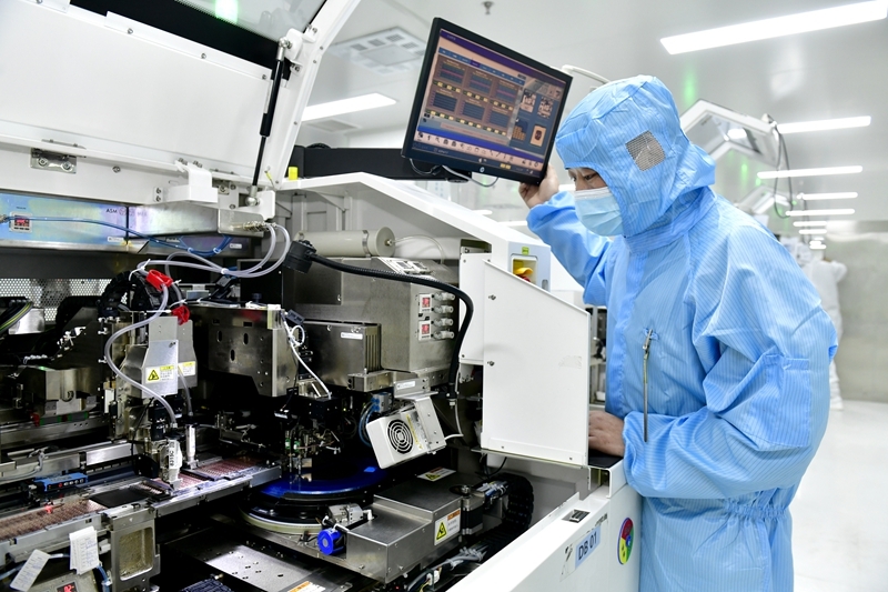 2025年2月13日,在山东一家电子有限公司,工作人员在生产线值守。图片来源:新华网 2025年2月13日,在山东一家电子有限公司,工作人员在生产线值守。图片来源:新华网