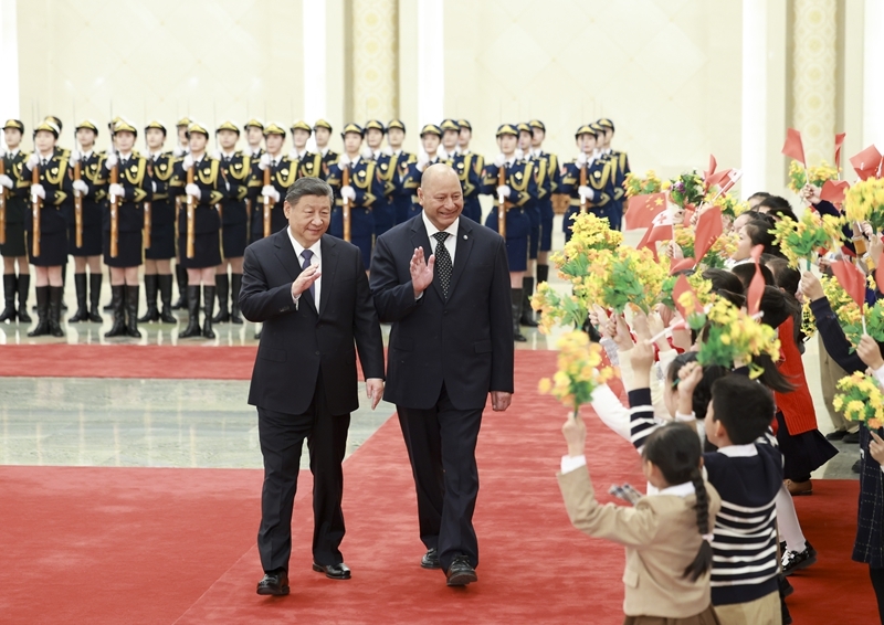 11月25日上午,国家主席习近平在北京人民大会堂会见来华进行国事访问的汤加国王图普六世。这是会见前,习近平在人民大会堂北大厅为图普六世举行欢迎仪式。 11月25日上午,国家主席习近平在北京人民大会堂会见来华进行国事访问的汤加国王图普六世。这是会见前,习近平在人民大会堂北大厅为图普六世举行欢迎仪式。