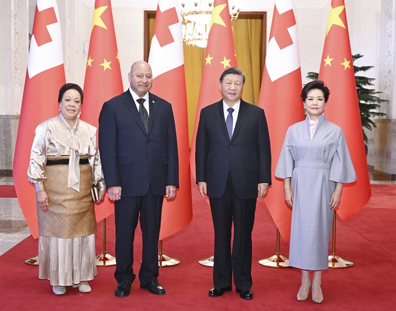 11月25日上午,国家主席习近平在北京人民大会堂会见来华进行国事访问的汤加国王图普六世。这是习近平和夫人彭丽媛同图普六世和王后娜娜茜帕乌合影。 11月25日上午,国家主席习近平在北京人民大会堂会见来华进行国事访问的汤加国王图普六世。这是习近平和夫人彭丽媛同图普六世和王后娜娜茜帕乌合影。