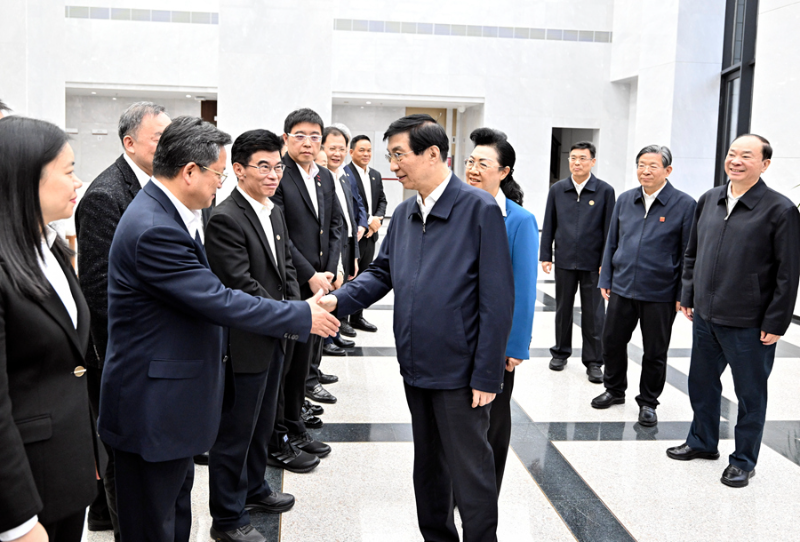 11月21日至23日，中共中央政治局常委、全国政协主席王沪宁在广东深圳、惠州调研。这是11月21日，王沪宁到深圳市政协机关调研，并看望在深圳市的全国政协委员和政协机关干部。