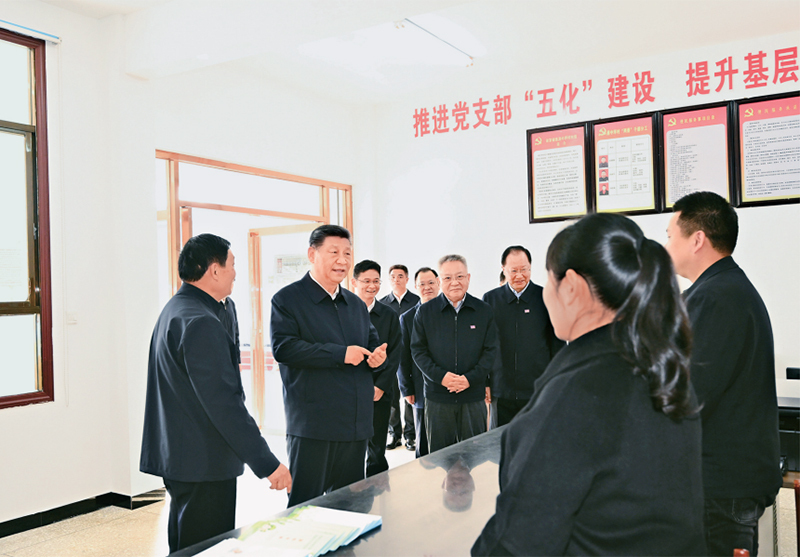 2024年3月18日至21日,中共中央总书记、国家主席、中央军委主席习近平在湖南考察。这是19日下午,习近平在常德市鼎城区谢家铺镇港中坪村党群服务中心了解当地为基层减负、提升基层治理效能等情况。图片来源:新华网 2024年3月18日至21日,中共中央总书记、国家主席、中央军委主席习近平在湖南考察。这是19日下午,习近平在常德市鼎城区谢家铺镇港中坪村党群服务中心了解当地为基层减负、提升基层治理效能等情况。图片来源:新华网