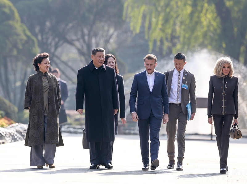 12月5日，国家主席习近平在四川省成都市都江堰同法国总统马克龙进行友好交流。这是两国元首夫妇沿堰功道边走边谈。图片来源：新华网