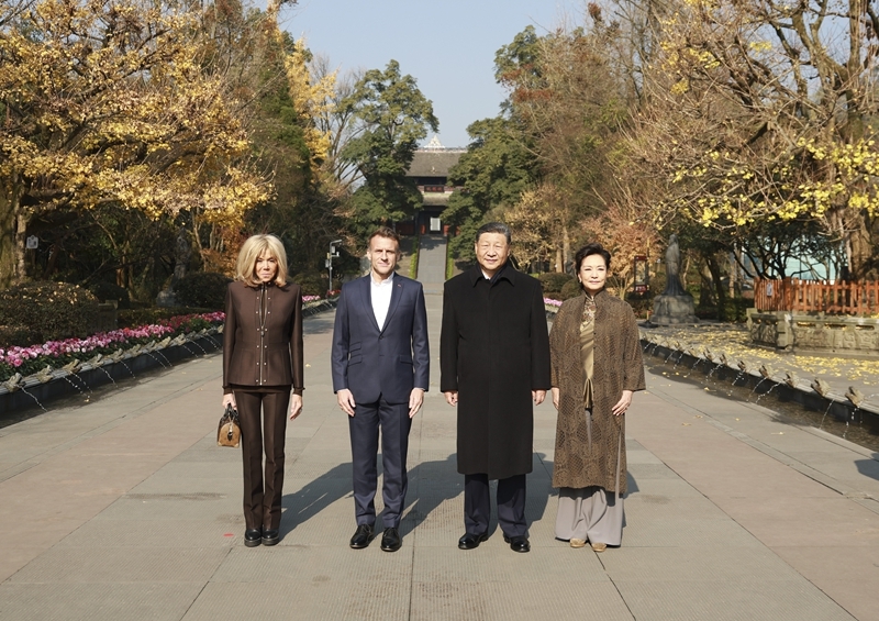12月5日，国家主席习近平在四川省成都市都江堰同法国总统马克龙进行友好交流。这是习近平和夫人彭丽媛同马克龙夫妇合影。图片来源：新华网