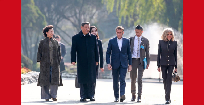 习近平同法国总统马克龙在成都进行友好交流 习近平同法国总统马克龙在成都进行友好交流