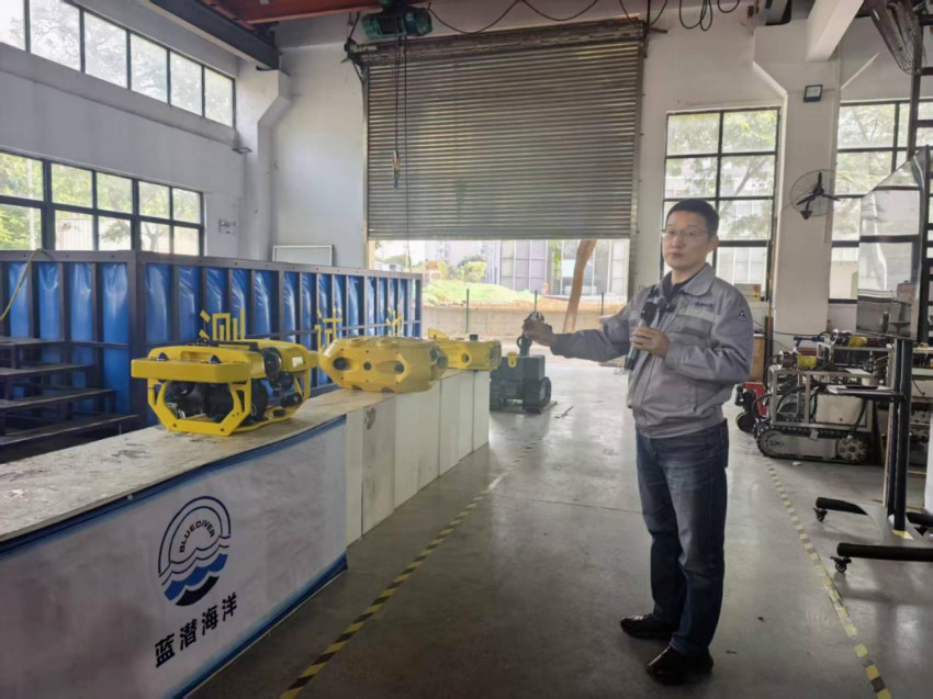 蓝潜海洋总经理胡刚毅介绍海鲨系列产品。 蓝潜海洋总经理胡刚毅介绍海鲨系列产品。