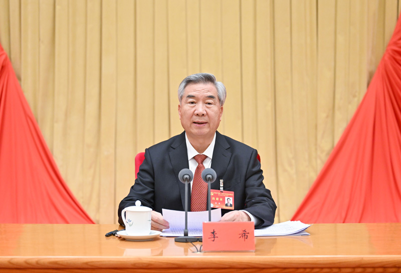 1月12日，中国共产党第二十届中央纪律检查委员会第五次全体会议在北京开幕。中共中央政治局常委、中央纪律检查委员会书记李希代表中央纪律检查委员会常务委员会作题为《以更高标准、更实举措推进全面从严治党，为实现“十五五”时期目标任务提供坚强保障》的工作报告。图片来源：新华网