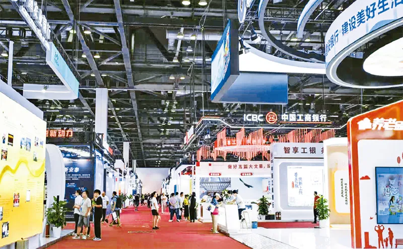 近年来，金融机构扎实做好金融“五篇大文章”，有力支持国家重大战略、经济社会发展的重点领域和薄弱环节。图为2024年7月19日拍摄的中国国际金融展，参展机构全方位、多维度地展示了金融业“五篇大文章”的创新活力与实践成果。 金融时报供图 刘志良/摄