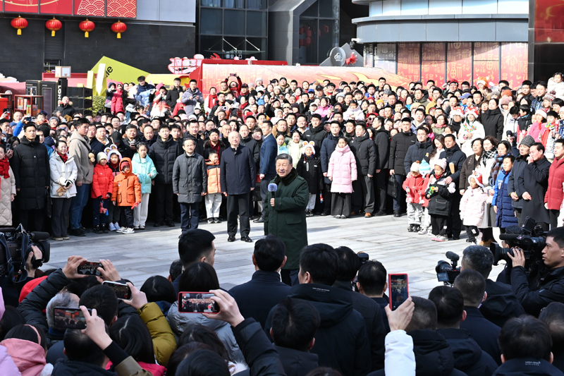 2月9日至10日,中共中央总书记、国家主席、中央军委主席习近平在北京考察并看望慰问基层干部群众。这是10日上午,习近平在东城区隆福寺街区考察时,向全国各族人民和香港同胞、澳门同胞、台湾同胞、海外侨胞致以美好的新春祝福。图片来源:新华网 2月9日至10日,中共中央总书记、国家主席、中央军委主席习近平在北京考察并看望慰问基层干部群众。这是10日上午,习近平在东城区隆福寺街区考察时,向全国各族人民和香港同胞、澳门同胞、台湾同胞、海外侨胞致以美好的新春祝福。图片来源:新华网