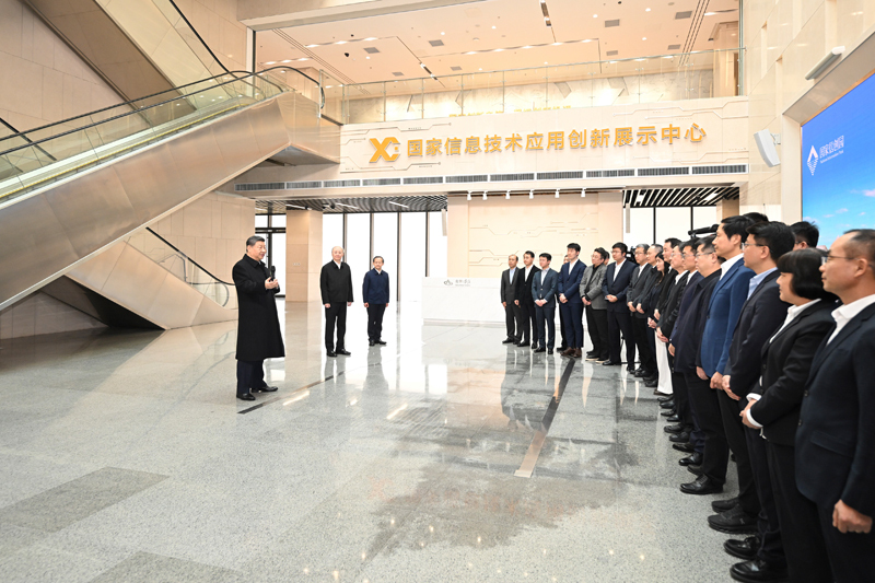 2月9日至10日，中共中央总书记、国家主席、中央军委主席习近平在北京考察并看望慰问基层干部群众。这是9日上午，习近平在位于北京亦庄的国家信创园考察时，同科研人员和科技企业负责人代表交流。图片来源：新华网