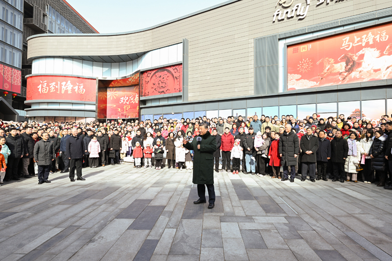 2月9日至10日,中共中央总书记、国家主席、中央军委主席习近平在北京考察并看望慰问基层干部群众。这是10日上午,习近平在东城区隆福寺街区考察时,向全国各族人民和香港同胞、澳门同胞、台湾同胞、海外侨胞致以美好的新春祝福。图片来源:新华网 2月9日至10日,中共中央总书记、国家主席、中央军委主席习近平在北京考察并看望慰问基层干部群众。这是10日上午,习近平在东城区隆福寺街区考察时,向全国各族人民和香港同胞、澳门同胞、台湾同胞、海外侨胞致以美好的新春祝福。图片来源:新华网