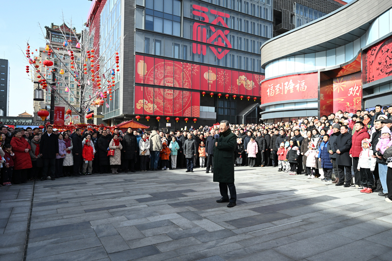 2月9日至10日,中共中央总书记、国家主席、中央军委主席习近平在北京考察并看望慰问基层干部群众。这是10日上午,习近平在东城区隆福寺街区考察时,向全国各族人民和香港同胞、澳门同胞、台湾同胞、海外侨胞致以美好的新春祝福。图片来源:新华网 2月9日至10日,中共中央总书记、国家主席、中央军委主席习近平在北京考察并看望慰问基层干部群众。这是10日上午,习近平在东城区隆福寺街区考察时,向全国各族人民和香港同胞、澳门同胞、台湾同胞、海外侨胞致以美好的新春祝福。图片来源:新华网
