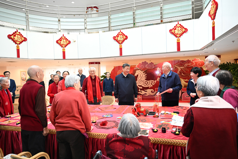 2月9日至10日，中共中央总书记、国家主席、中央军委主席习近平在北京考察并看望慰问基层干部群众。这是10日上午，习近平在西城区“吾老·新街”养老服务街区银龄老年公寓考察时，同老人们亲切交流。图片来源：新华网