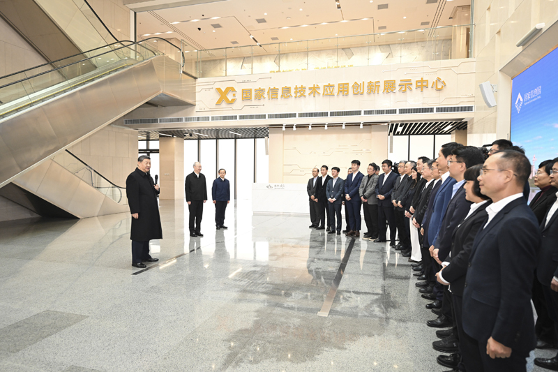 2月9日至10日，中共中央总书记、国家主席、中央军委主席习近平在北京考察并看望慰问基层干部群众。这是9日上午，习近平在位于北京亦庄的国家信创园考察时，同科研人员和科技企业负责人代表交流。图片来源：新华网