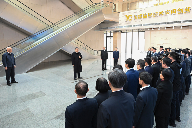 2月9日至10日，中共中央总书记、国家主席、中央军委主席习近平在北京考察并看望慰问基层干部群众。这是9日上午，习近平在位于北京亦庄的国家信创园考察时，同科研人员和科技企业负责人代表交流。图片来源：新华网