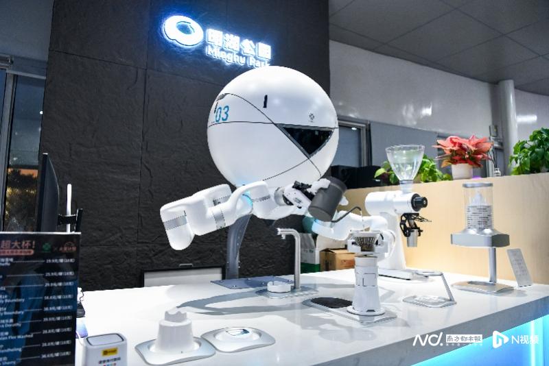 在深圳光明区一公园里,一机器人在制作咖啡。 在深圳光明区一公园里,一机器人在制作咖啡。