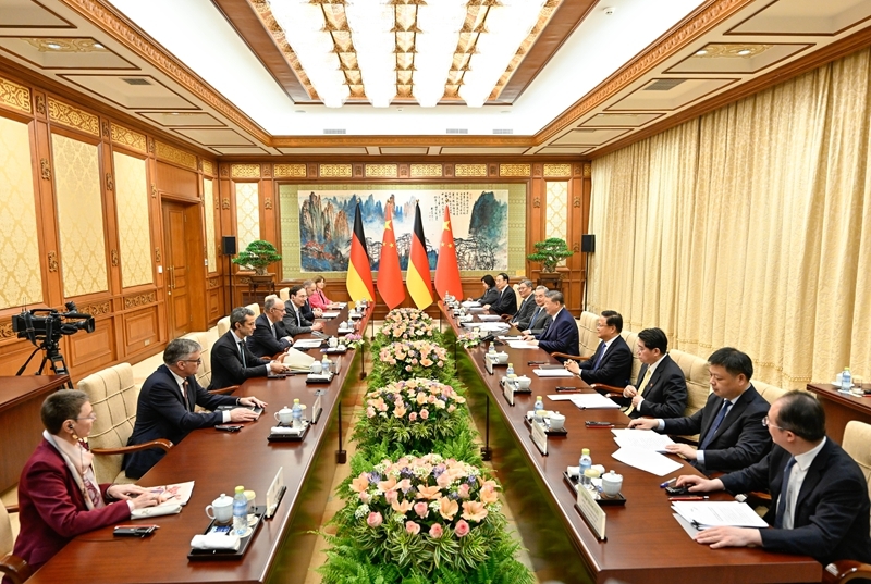 2月25日下午,国家主席习近平在北京钓鱼台国宾馆会见来华进行正式访问的德国总理默茨。 2月25日下午,国家主席习近平在北京钓鱼台国宾馆会见来华进行正式访问的德国总理默茨。