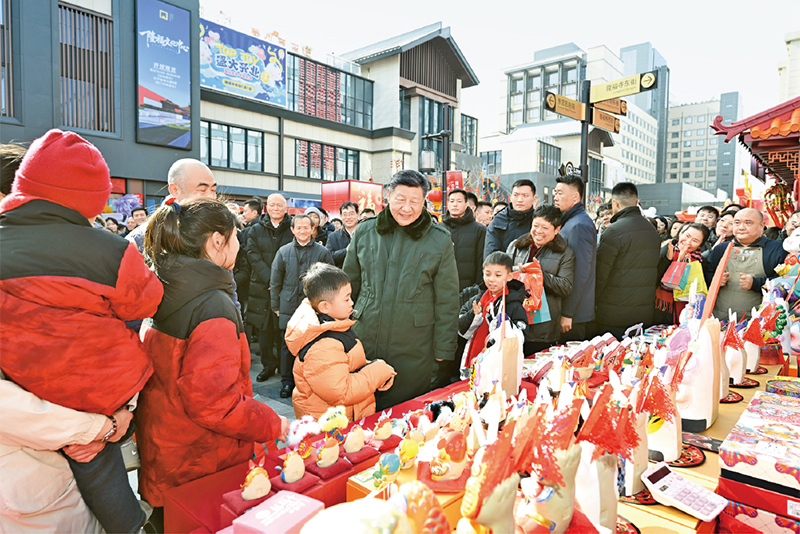 2026年2月9日至10日，中共中央总书记、国家主席、中央军委主席习近平在北京考察并看望慰问基层干部群众。这是10日上午，习近平在东城区隆福寺街区新春市集考察时，同现场群众亲切交流。图片来源：新华网