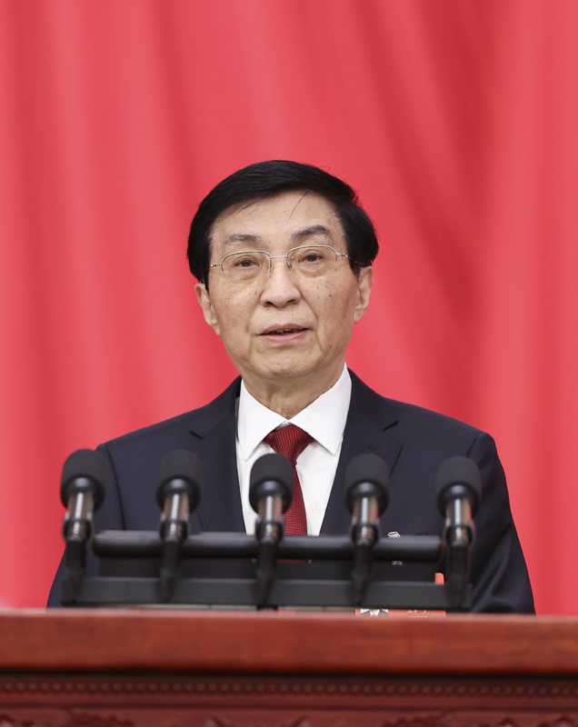 3月4日下午，中国人民政治协商会议第十四届全国委员会第四次会议在北京人民大会堂开幕。这是全国政协主席王沪宁代表政协第十四届全国委员会常务委员会，向大会报告工作。图片来源：新华网