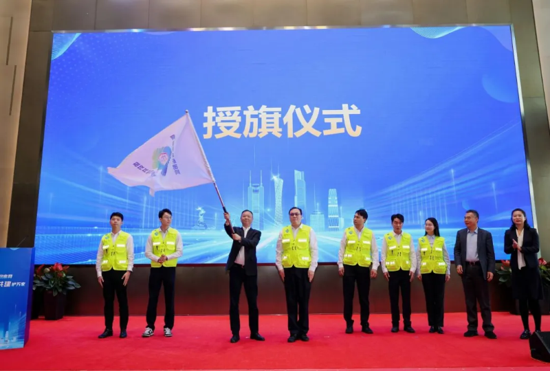 相关单位负责人为志愿者和地方防非前哨员代表授旗