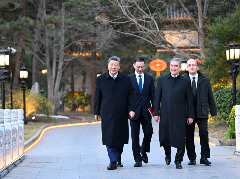 3月18日下午，国家主席习近平在北京钓鱼台国宾馆会见来华进行友好访问的土库曼斯坦民族领袖、人民委员会主席别尔德穆哈梅多夫。这是习近平同别尔德穆哈梅多夫一起散步。图片来源：新华网