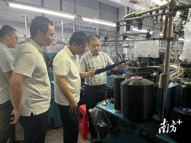 粤财普惠汕头担保公司走进汕头市纺织企业生产车间实地调研，提供融资担保服务。