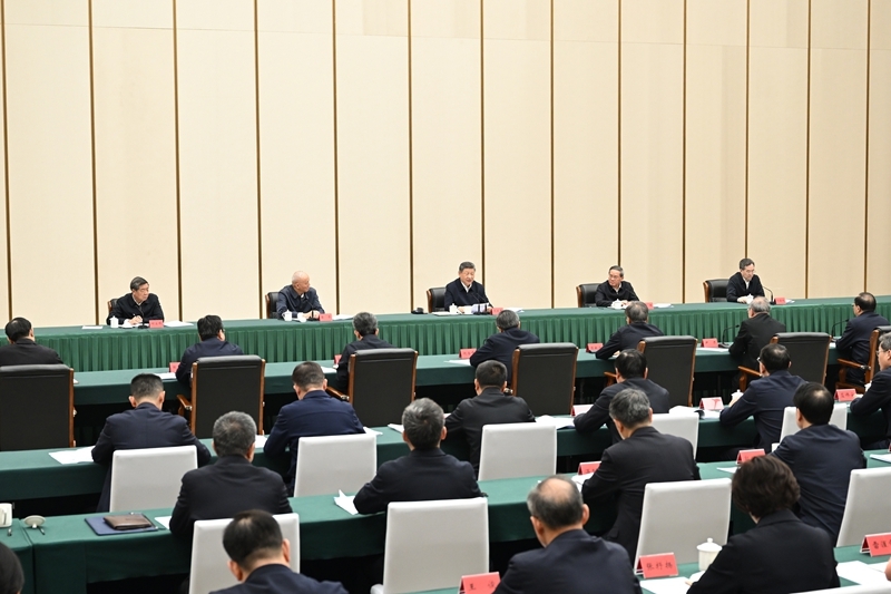 3月23日，中共中央总书记、国家主席、中央军委主席习近平在河北雄安新区考察，并主持召开深入推进雄安新区高质量建设和发展座谈会。这是23日下午，习近平主持召开深入推进雄安新区高质量建设和发展座谈会并发表重要讲话。图片来源：新华网