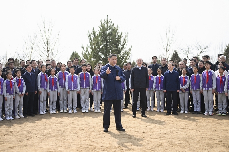 3月30日,党和国家领导人习近平、李强、赵乐际、王沪宁、蔡奇、丁薛祥、李希等来到北京市昌平区百善镇参加首都义务植树活动。这是习近平同在场的干部群众、少先队员亲切交谈。图片来源:新华网 3月30日,党和国家领导人习近平、李强、赵乐际、王沪宁、蔡奇、丁薛祥、李希等来到北京市昌平区百善镇参加首都义务植树活动。这是习近平同在场的干部群众、少先队员亲切交谈。图片来源:新华网