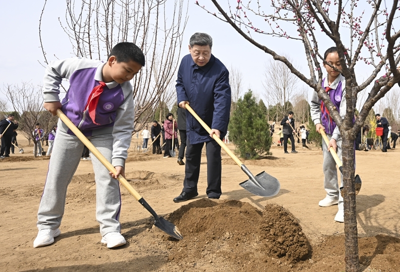 3月30日，党和国家领导人习近平、李强、赵乐际、王沪宁、蔡奇、丁薛祥、李希等来到北京市昌平区百善镇参加首都义务植树活动。这是习近平同大家一起植树。图片来源：新华网