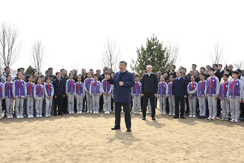 3月30日,党和国家领导人习近平、李强、赵乐际、王沪宁、蔡奇、丁薛祥、李希等来到北京市昌平区百善镇参加首都义务植树活动。这是习近平同在场的干部群众、少先队员亲切交谈。图片来源:新华网 3月30日,党和国家领导人习近平、李强、赵乐际、王沪宁、蔡奇、丁薛祥、李希等来到北京市昌平区百善镇参加首都义务植树活动。这是习近平同在场的干部群众、少先队员亲切交谈。图片来源:新华网