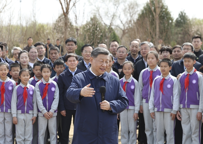3月30日,党和国家领导人习近平、李强、赵乐际、王沪宁、蔡奇、丁薛祥、李希等来到北京市昌平区百善镇参加首都义务植树活动。这是习近平同在场的干部群众、少先队员亲切交谈。图片来源:新华网 3月30日,党和国家领导人习近平、李强、赵乐际、王沪宁、蔡奇、丁薛祥、李希等来到北京市昌平区百善镇参加首都义务植树活动。这是习近平同在场的干部群众、少先队员亲切交谈。图片来源:新华网
