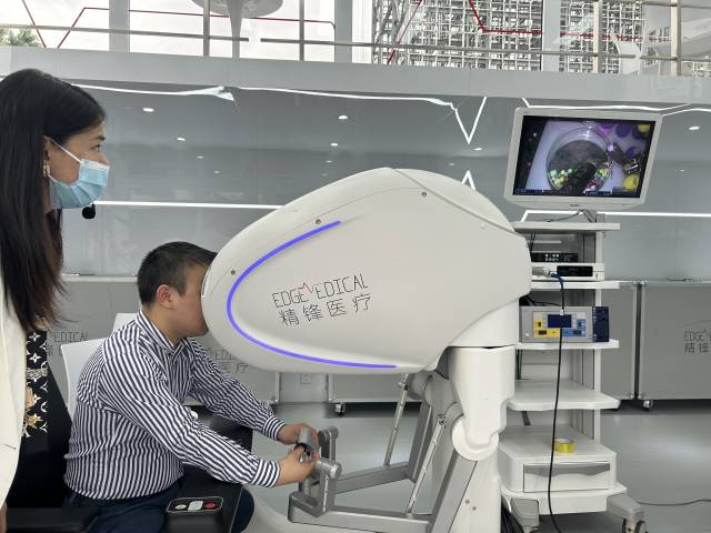 拥有自主知识产权的深圳精锋医疗国产手术机器人。李荣华 摄 拥有自主知识产权的深圳精锋医疗国产手术机器人。李荣华 摄