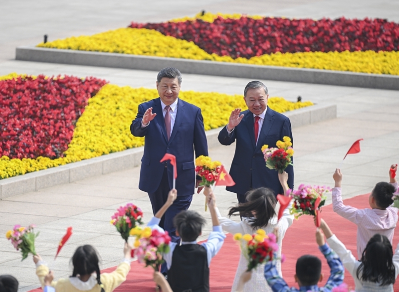 4月15日上午,中共中央总书记、国家主席习近平在北京人民大会堂同来华进行国事访问的越共中央总书记、国家主席苏林举行会谈。这是会谈前,习近平在人民大会堂东门外广场为苏林举行欢迎仪式。图片来源:新华网 4月15日上午,中共中央总书记、国家主席习近平在北京人民大会堂同来华进行国事访问的越共中央总书记、国家主席苏林举行会谈。这是会谈前,习近平在人民大会堂东门外广场为苏林举行欢迎仪式。图片来源:新华网
