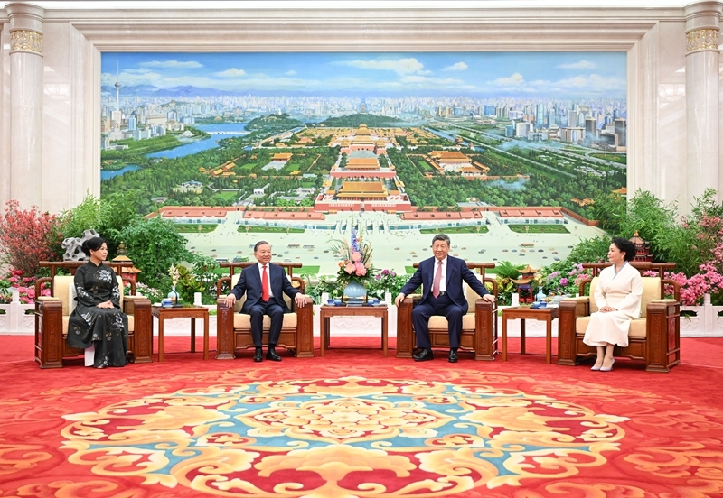 4月15日下午，中共中央总书记、国家主席习近平和夫人彭丽媛在北京人民大会堂同来华进行国事访问的越共中央总书记、国家主席苏林和夫人吴芳璃亲切话别。图片来源：新华网