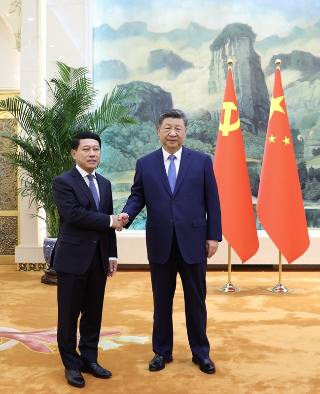 4月21日下午，中共中央总书记、国家主席习近平在北京人民大会堂会见作为老挝人民革命党中央总书记、国家主席通伦特使专程来访的老挝人革党中央政治局委员、常务副总理沙伦赛。图片来源：新华网