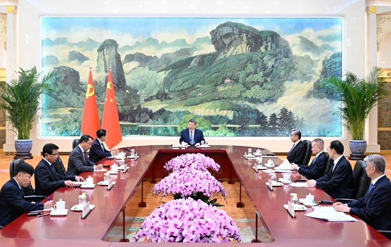 4月21日下午，中共中央总书记、国家主席习近平在北京人民大会堂会见作为老挝人民革命党中央总书记、国家主席通伦特使专程来访的老挝人革党中央政治局委员、常务副总理沙伦赛。图片来源：新华网