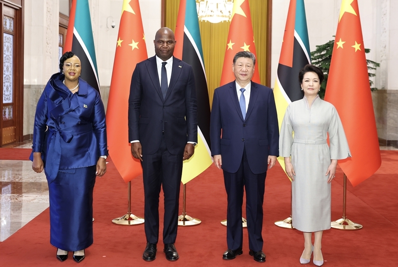 4月21日下午，国家主席习近平在北京人民大会堂同来华进行国事访问的莫桑比克总统查波举行会谈。这是会谈前，习近平和夫人彭丽媛同查波和夫人盖塔合影。图片来源：新华网